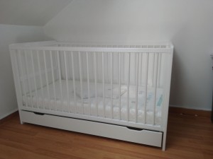 Photo de galerie - Montage d'un lits de bébé évolutif avec tiroire