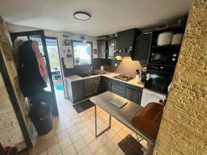 Photo de galerie - Ci dessus une cuisine que j’ai rénové ! changement du plan de travail, évier et plaque de cuisson pose d’une crédence et fabrication d’un nouveau plan de travail avec les chutes qui correspondent à l’évier ! rien ne se perd !