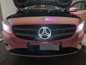 Photo de galerie - Mise en place logo Mercedes rétro éclairé