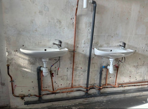Photo de galerie - Réalisation d'une installation complète pour deux lavabos : Alimentation en cuivre, raccordement sanitaires et évacuations en PVC