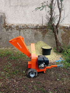 Photo de galerie - Taille de haie et broyage de branches 
Entretien général du jardin 