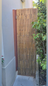 Photo de galerie - Réalisation de porte à charnière saloon pour jardin, aspect naturel en accord avec l'esprit des lieux 