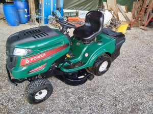 Photo de galerie - Dispose d'une tondeuse et d'un tracteur tondeuse pour les grands terrain