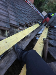 Photo de galerie - Bonjour je vous propose mes services de rénovation réparation de couverture charpente de nettoyage changement de tuile 

