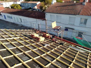 Photo de galerie - Pose ecran sous toiture, contre liteaux, liteaux, traçage et pose de tuile Romane canal