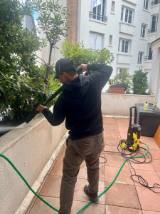 Photo de galerie - Nettoyage extérieur au karcher haute pression ✨ Terrasses, rebords et surfaces extérieures nettoyés en profondeur pour éliminer saletés, traces et dépôts incrustés. Travail soigné et résultat visible immédiatement ?