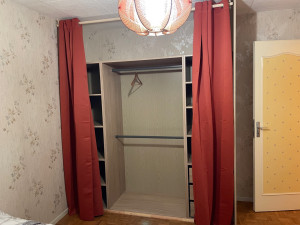 Photo de galerie - Dressing avec paroi droite coupé sur mesure