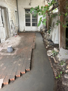 Photo de galerie - Realisation d'une tranchée pour passage de tubes d'évacuation et rebouchage ciment. 