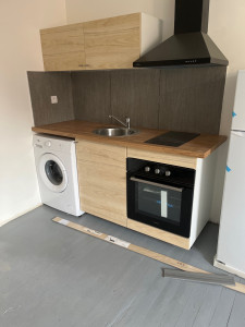 Photo de galerie - Montage du meuble cuisine 
Installation de plaque électrique four, machine à laver  hotte 
Peinture, mur et plafond