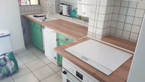 Photo de galerie - Réaménagement partiel d'une cuisine, avec pose du plan de travail, de l'électroménager et de l'évier (après)