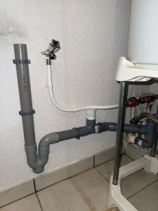 Photo de galerie - Création d’une arrivée d’eau et d’une évacuation pour machine à laver 