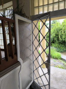 Photo de galerie - Ponçage décapage d'une porte d'entrée en fer