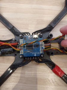 Photo de galerie - Travail de soudure, câblage sur drone FPV.