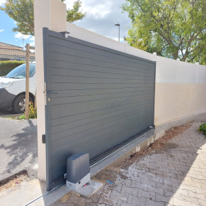 Photo de galerie - Pose portail coulissant avec motorisation plus clôtures composite pvc blanc 