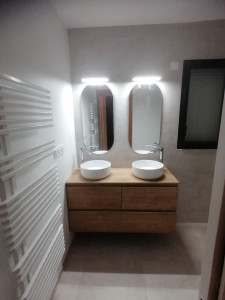 Photo de galerie - Pose de meubles de salle de bain ainsi qu'un sèche serviette