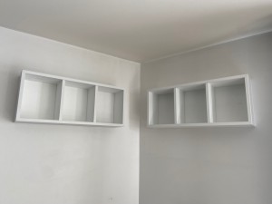 Photo de galerie - Fixation de deux étagères au mur