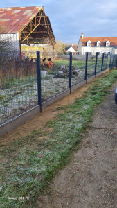 Photo de galerie - Clôture rigide avec soubassement béton 