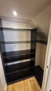 Photo de galerie - Agencement d'un cagibi en dressing sur mesure.
