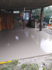 Photo de galerie - Dalle béton dans cuisine d'été 