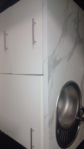 Photo de galerie - Découpe pour evier , pose du évier , pose de plan de travail et découpe ( meuble déjà monter et utiliser) 