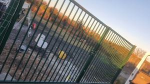 Photo de galerie - Pose grillage et portes pour un terrain 
