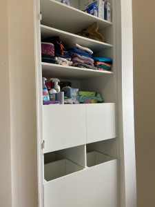 Photo de galerie - Fabrication d’un meuble sur mesure avec tiroirs et bac à linge coulissant 