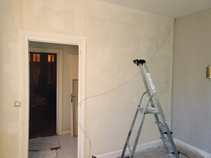 Photo de galerie - Préparation des murs avant tapisserie 