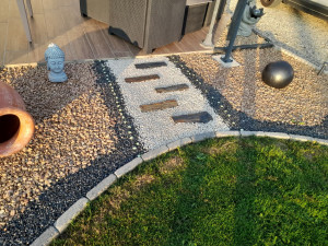 Photo de galerie - Massif en granulats décoratif  colle à la résine incolore 