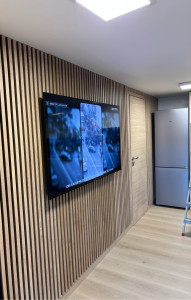 Photo de galerie - Habillage mur avec panneau bois et poseTV au mur