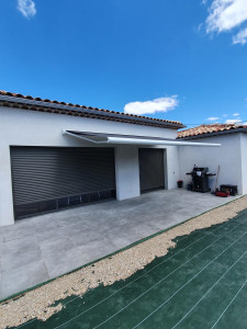 Photo de galerie - Pose de 2 volets roulant et d'un store bache électrique 