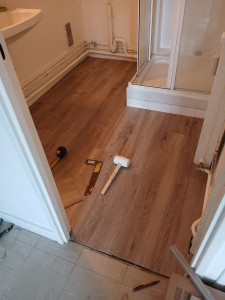 Photo de galerie - Sol salle de bains pvc clipsable pièce d eau 