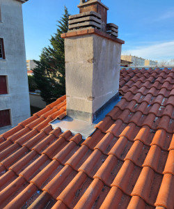 Photo de galerie - Rénovation de toiture et réalisation de contour de cheminée en zinc 