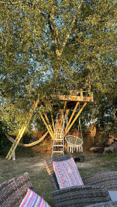 Photo de galerie - Réalisation d’une terrasse dans les arbres en palettes et chevrons