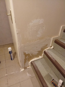 Photo de galerie - Mur refait après fuite du chauffe eau plus qu as poncer proprement et finir le mur 