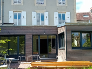 Photo de galerie - Pose d'un agrandissement ossature bois , pose des menuiseries extérieures et pose d'un bardage avec finition tôle aluminium pour les fenêtre 