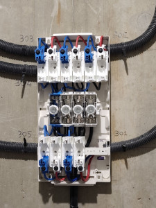 Photo de galerie - Cologne montante gaine technique de répartition électrique 