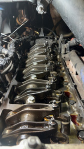 Photo de galerie - Réglage culbuteur sur un bus