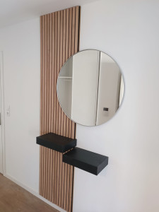 Photo de galerie - Fixation miroir,panneaux décoratifs et petits tiroirs dans couloir 