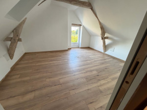 Photo de galerie - Réalisation de la pose d’un sol stratifié dans les combles d’une petite maison