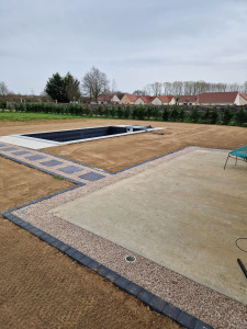 Photo de galerie - Création allée autour maison et piscine. Nivellement préparation de sol et engazonnement.
