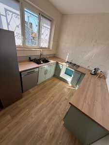 Photo de galerie - Installation cuisine complète / pose de parquet stratifié  