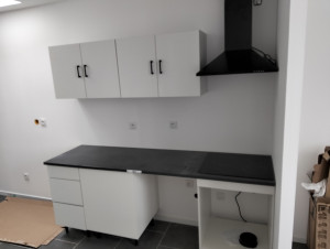 Photo de galerie - Montage de cuisine avec pose d'évier et plaque de cuisson 