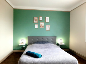 Photo de galerie - - Pose de moulure
- Pose de papier à peindre
- Mise en peinture du plafond
- Mise en peinture des murs et des boiseries en 3 couleurs
