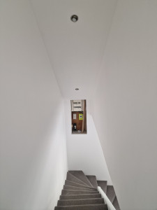 Photo de galerie - Application d'un enduit afin d'obtenir des surfaces murales parfaitement lisses, suivie d'une mise en peinture blanche pour rafraîchir l'espace et en optimiser la luminosité.