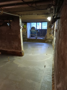 Photo de galerie - Réalisation d'une chape dans je cave après décaissement de 40 cm. 
pose du polyane et isolant 