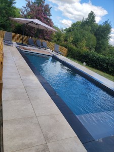 Photo de galerie - Pose de margel et carreaux sur plots autour d'une piscine 