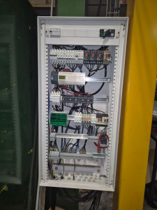 Photo de galerie - Montage, câblage, installation et raccordement de cette armoire électrique.
Installation alimentant 2 robots de soudure, avec programmation automate pour commande éclairages, commande moteur et clapets d'aspiration de fumée et commande rideaux de soudure.