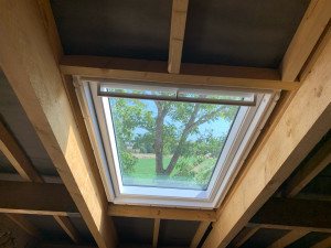 Photo de galerie - Pose de fenêtre de toit velux avec raccord ardoise 