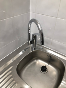 Photo de galerie - Remplacement d’évier sur meubles, installation du mitigeur, réalisation du joint d’étanchéité (Mastic blanc) 