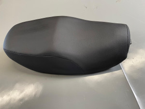 Photo de galerie - Selle de moto après remplacement du revêtement simili cuir, réparation de la mousse